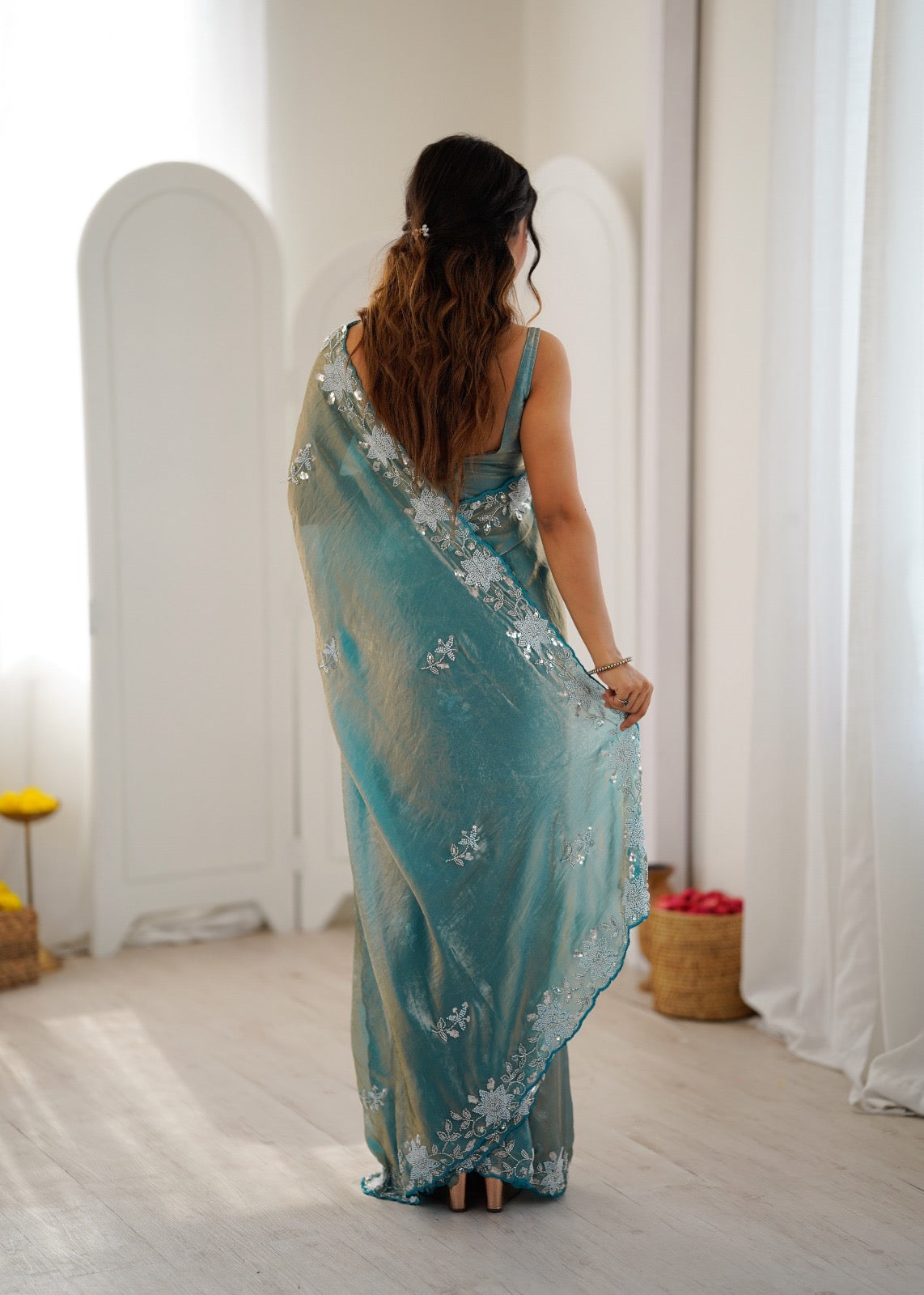 Sari bleu lagon en satin premium brillant orné de perles, sequins et broderies COLLECTION NITA