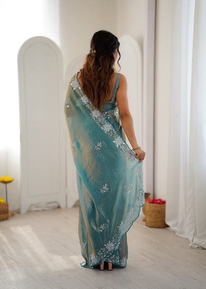 Sari bleu lagon en satin premium brillant orné de perles, sequins et broderies COLLECTION NITA