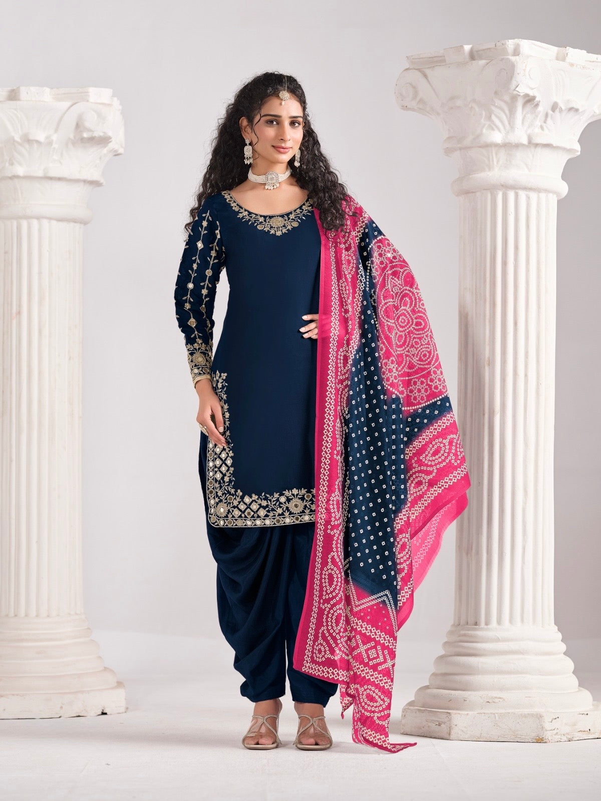 Salwar Suit bleu marine aux détails dorés en soie chanderi COLLECTION MEHER