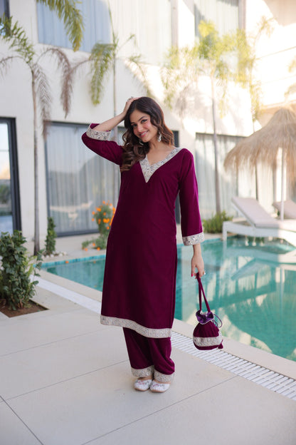 Ensemble Salwar Suit rouge bordeaux et argenté en velours et zari avec sac style batwa assorti COLLECTION ZOYA