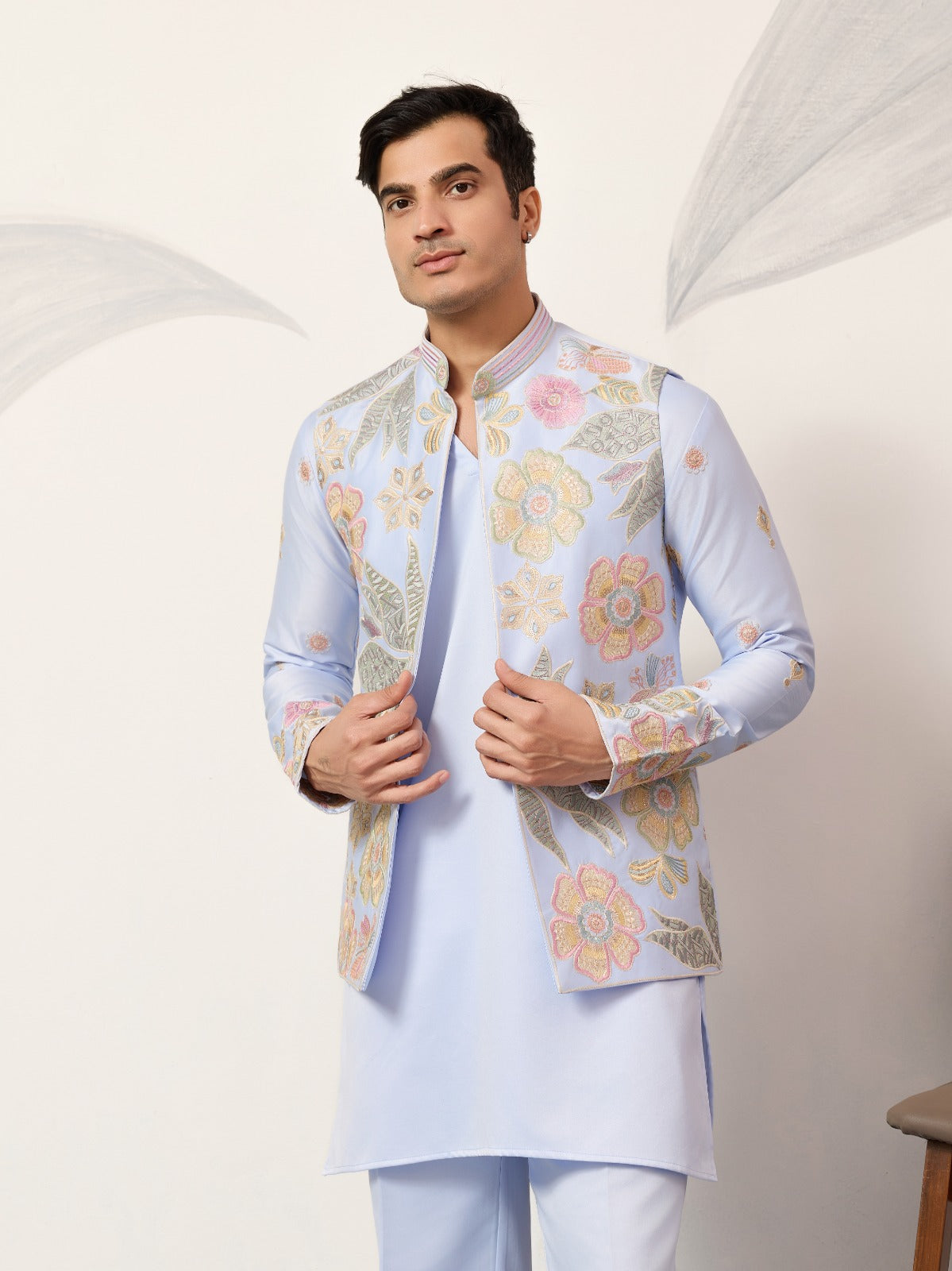Ensemble Kurta Vesti Koti Homme bleu clair avec motifs floraux délicats et broderies de sequins COLLECTION VIVAAN
