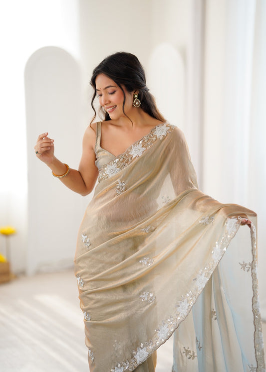 Sari beige or en satin premium brillant orné de perles, sequins et broderies COLLECTION NITA