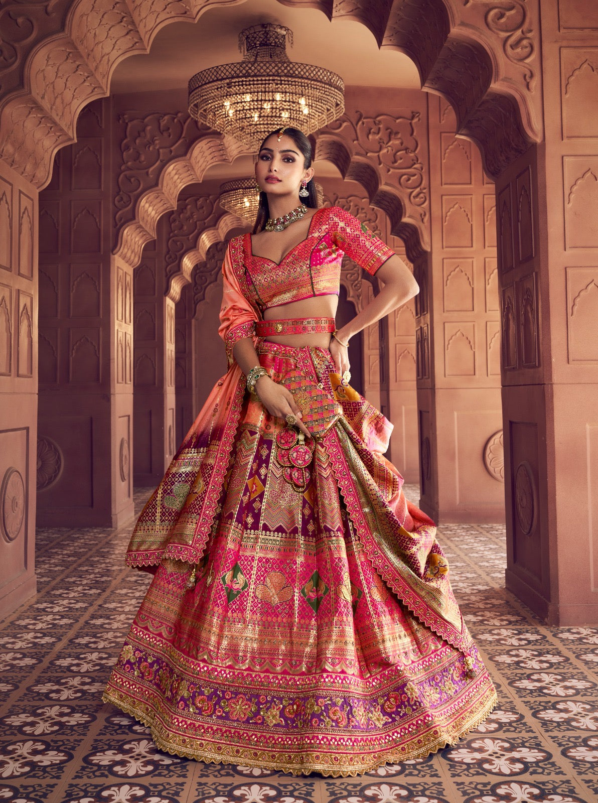 Lehenga de mariée rose et pêche en soie Banarasi premium, broderies Swarovski, sequins, ceinture et pochette COLLECTION AMYRA