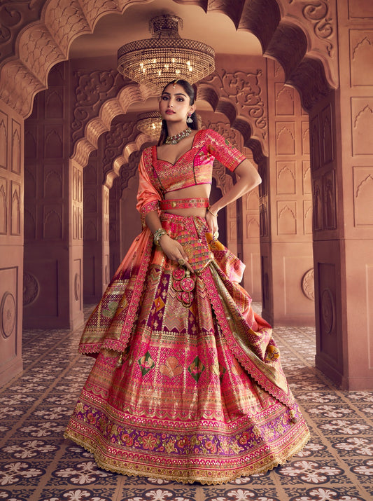 Lehenga de mariée rose et pêche en soie Banarasi premium, broderies Swarovski, sequins, ceinture et pochette COLLECTION AMYRA