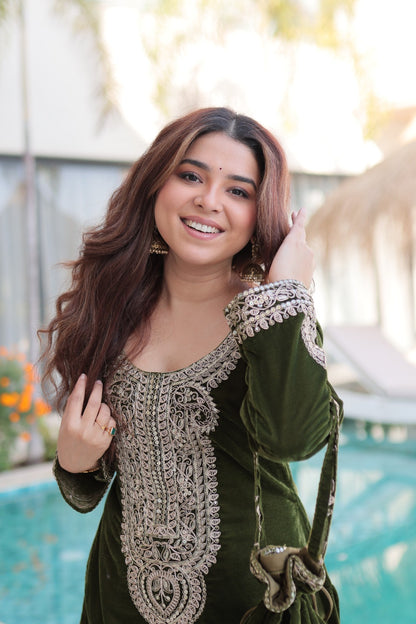 Ensemble Salwar Suit vert foncé et clair en velours et zari avec sac style batwa assorti COLLECTION ZOYA