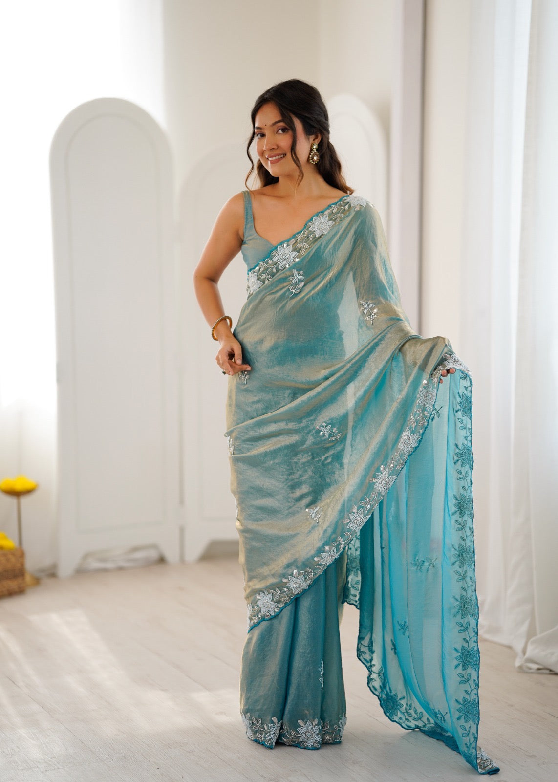 Sari bleu lagon en satin premium brillant orné de perles, sequins et broderies COLLECTION NITA