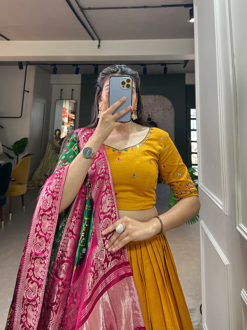 Eleganter rosa-grauer Braut-Lehenga mit Zarkan-Stickerei und Pailletten