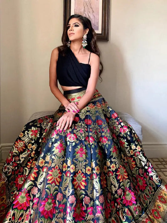 Königlich schwarzes Banarasi-Seiden-Lehenga-Choli mit bauchfreiem Top