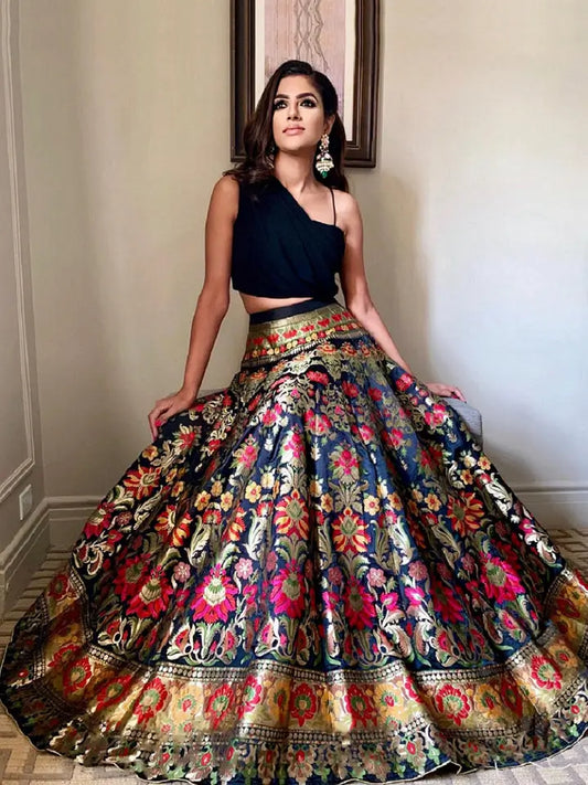Königlich schwarzes Banarasi-Seiden-Lehenga-Choli mit bauchfreiem Top