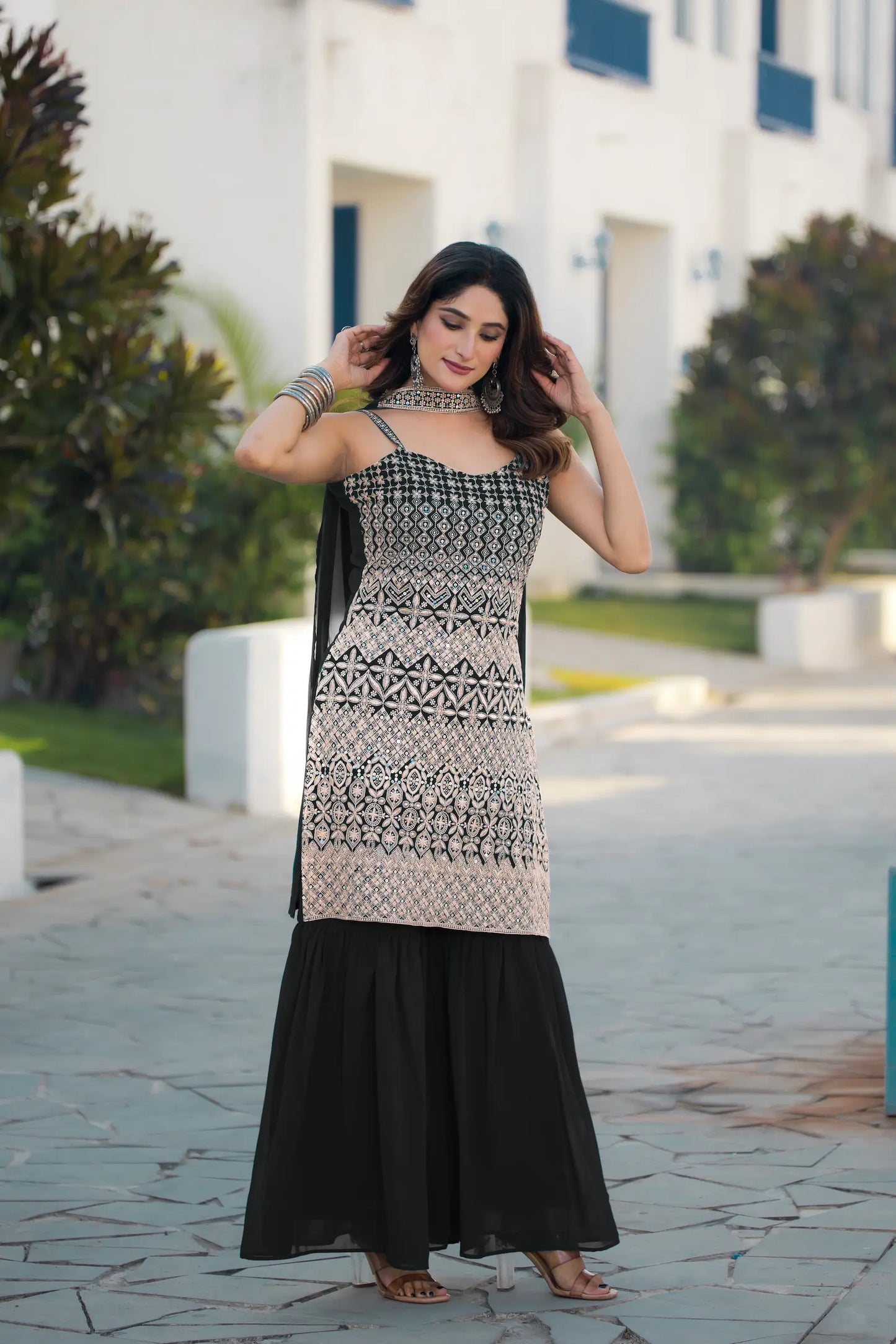 Salwar kameez noir en georgette avec broderie à sequins