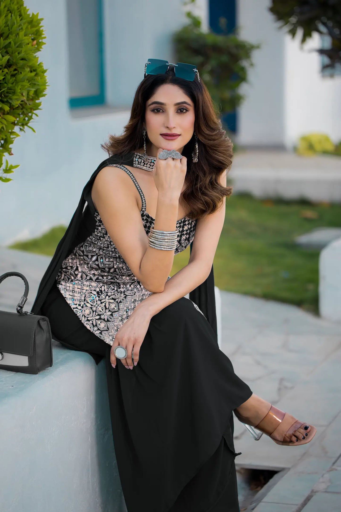 Salwar kameez noir en georgette avec broderie à sequins