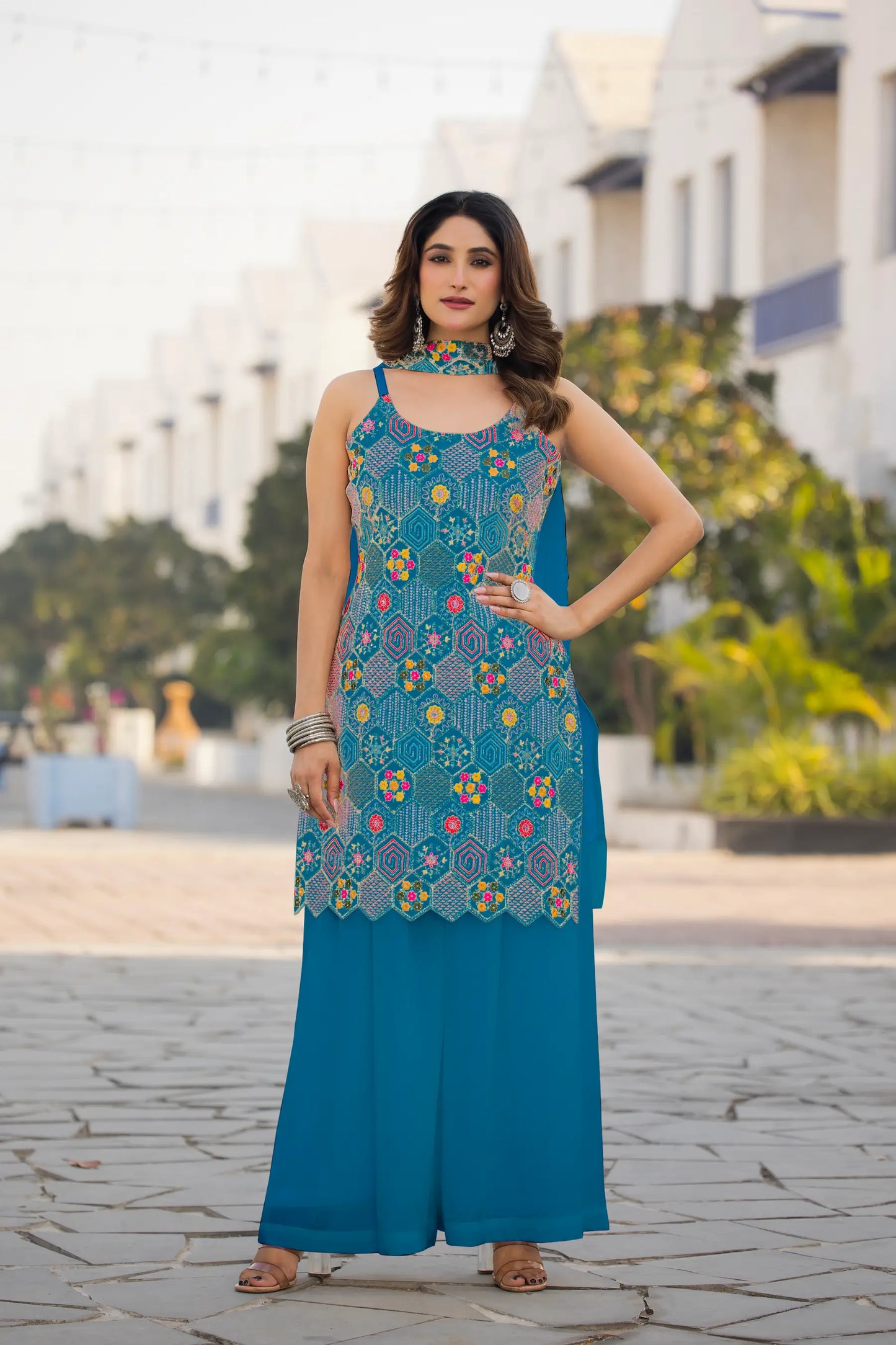 Ensemble Salwar Bleu en Chinon avec Broderie à Sequins