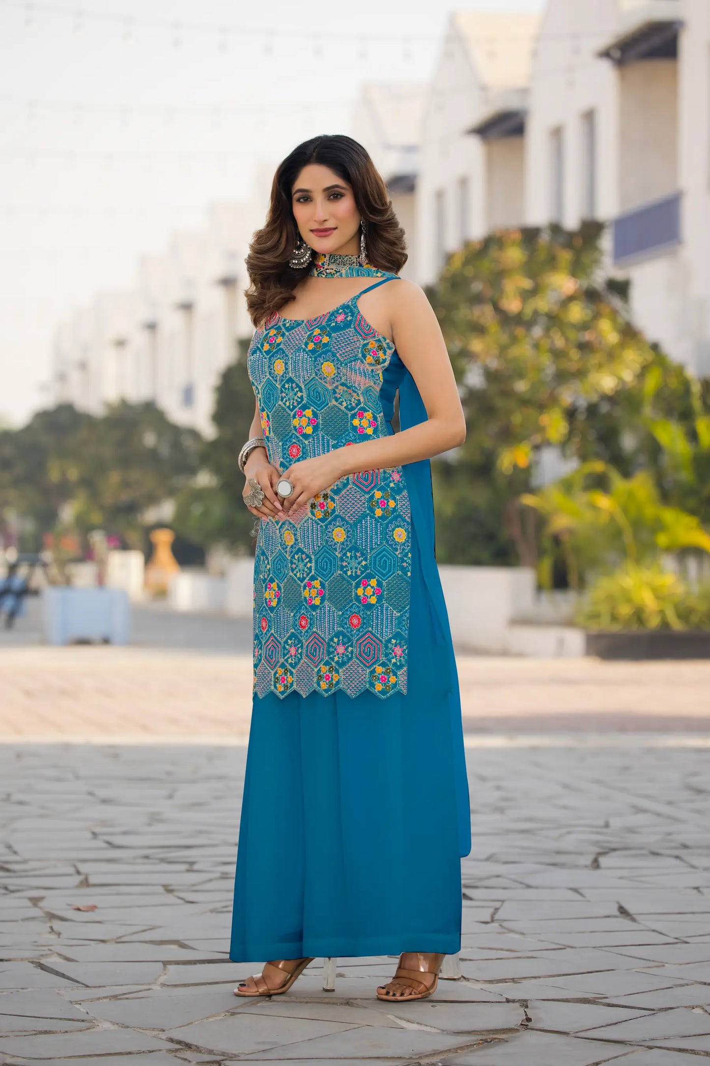 Ensemble Salwar Bleu en Chinon avec Broderie à Sequins