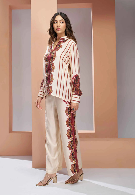 Cremefarbenes koordiniertes Set aus reinem bedrucktem Seidenchiffon