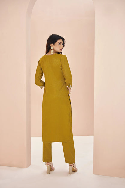 Salwar suit jaune moutarde en chinon avec travail artisanal
