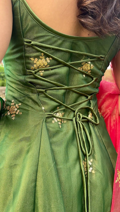 Ensemble salwar en mélange de georgette et de soie vert olive, accompagné d'un dupatta assorti