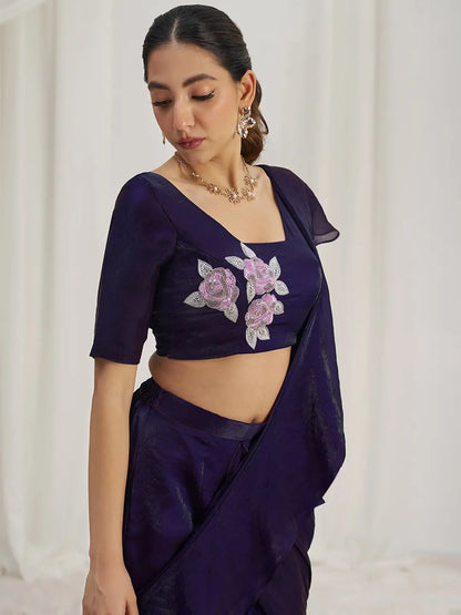 Sari de fête en organza couleur violet foncé avec travail à la main