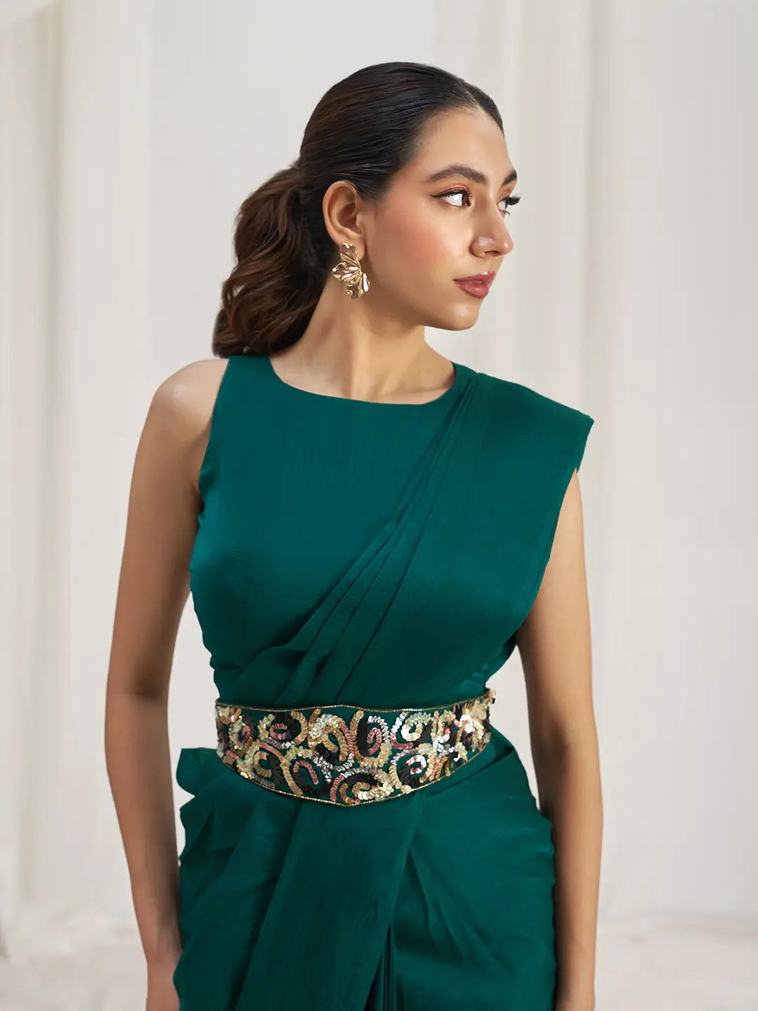 Sari de fête en organza vert émeraude avec travail à la main