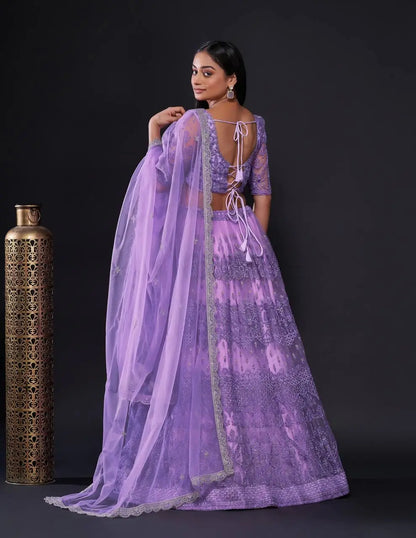 Lehenga Choli violet en filet avec travail de sequins, zari et dori