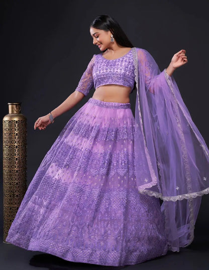 Lehenga Choli violet en filet avec travail de sequins, zari et dori