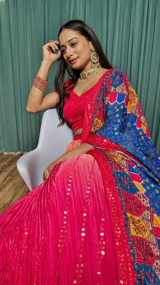 Lehenga Choli en Soie Chinon Rose Fucshia avec Broderie à Fil et Sequins