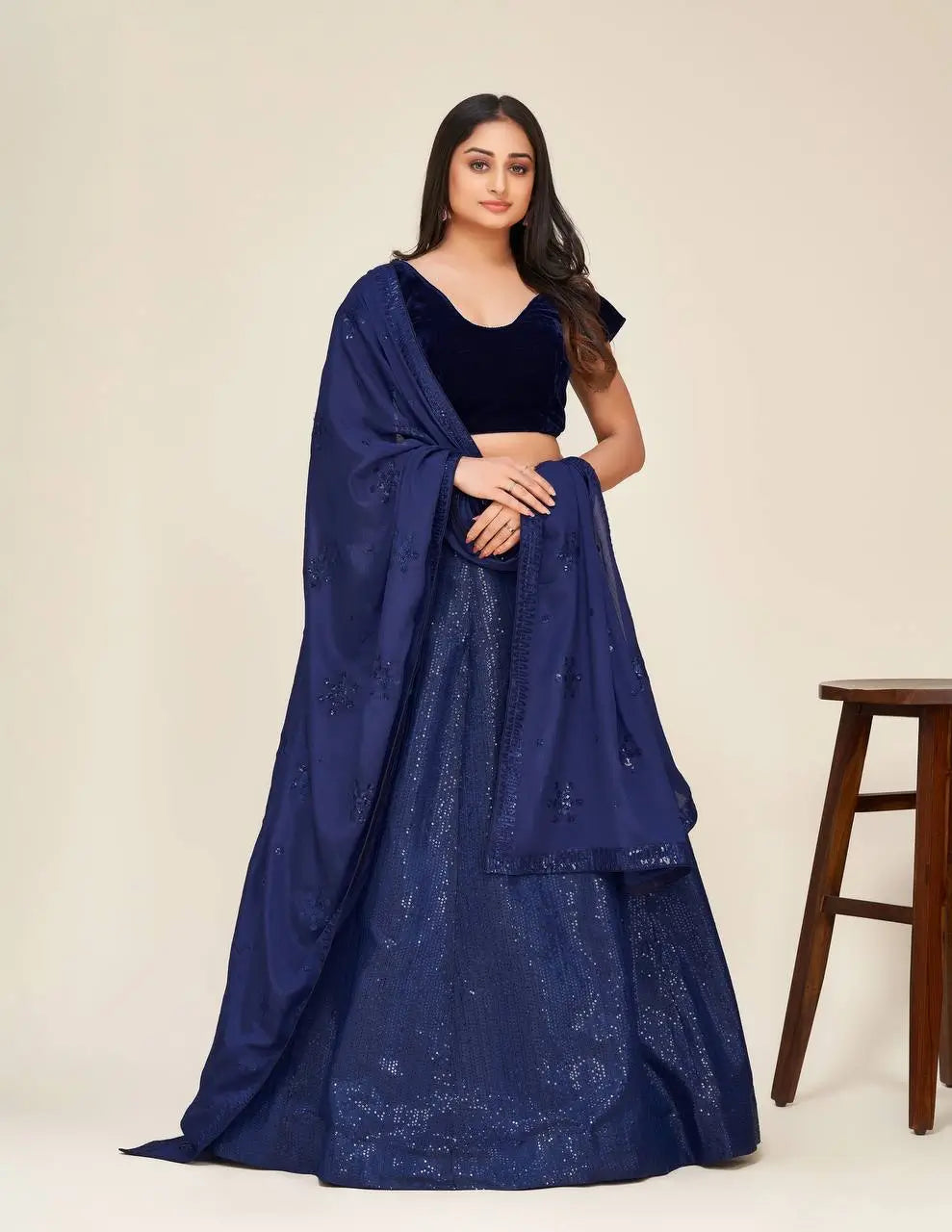 Lehenga Choli Bleu Foncé en Soie Tapeta – Broderie à Sequins