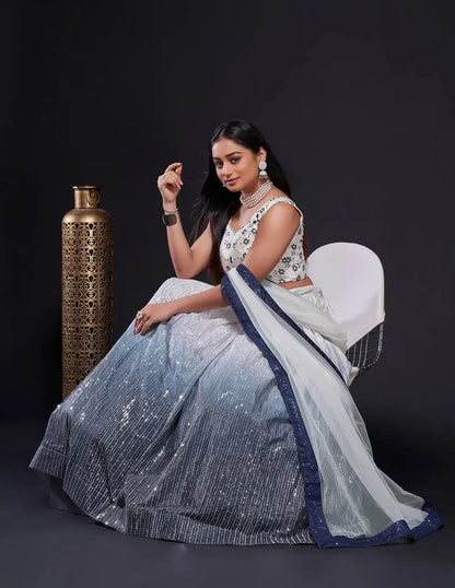Lehenga Choli Blanc-Bleu en Satin de Soie – Broderie Dori et Sequins