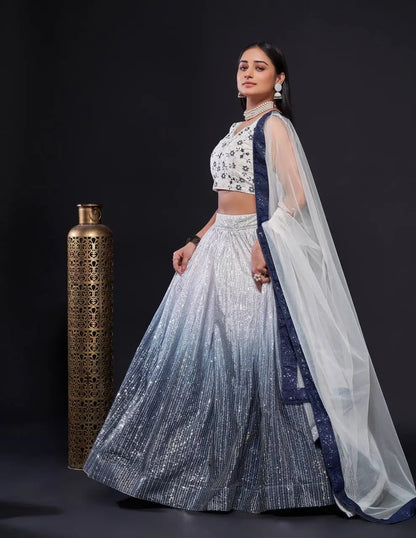 Lehenga Choli Blanc-Bleu en Satin de Soie – Broderie Dori et Sequins