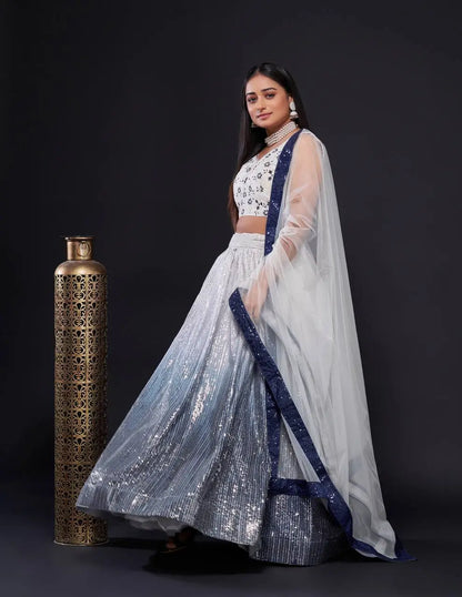 Lehenga Choli Blanc-Bleu en Satin de Soie – Broderie Dori et Sequins