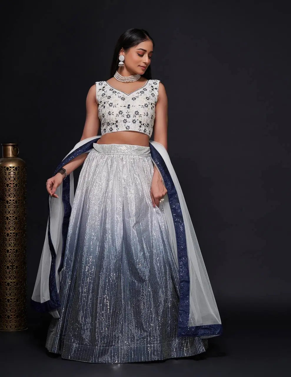 Lehenga Choli Blanc-Bleu en Satin de Soie – Broderie Dori et Sequins