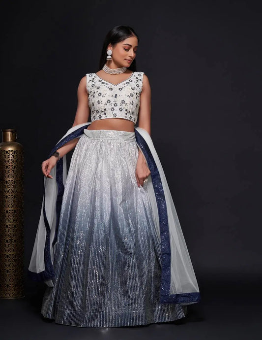 Lehenga Choli Blanc-Bleu en Satin de Soie avec broderies et sequins