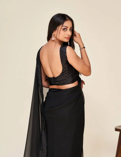 Sari noir intense en georgette avec bordure brodée de sequins