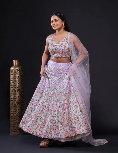 Lehenga Choli Lavande en Satin de Soie – Broderie au Fil et Sequins