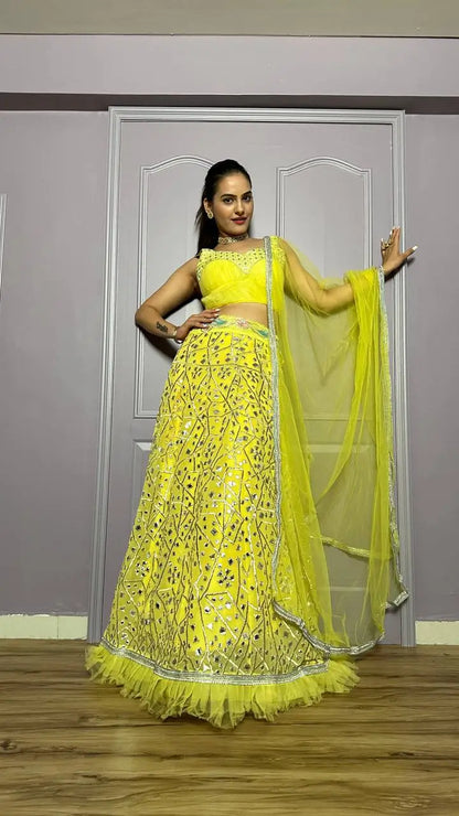 Lehenga Choli jaune néon en georgette avec travail de miroir en feuille et sequins