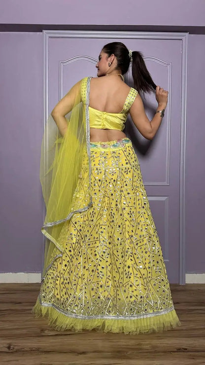 Lehenga Choli jaune néon en georgette avec travail de miroir en feuille et sequins