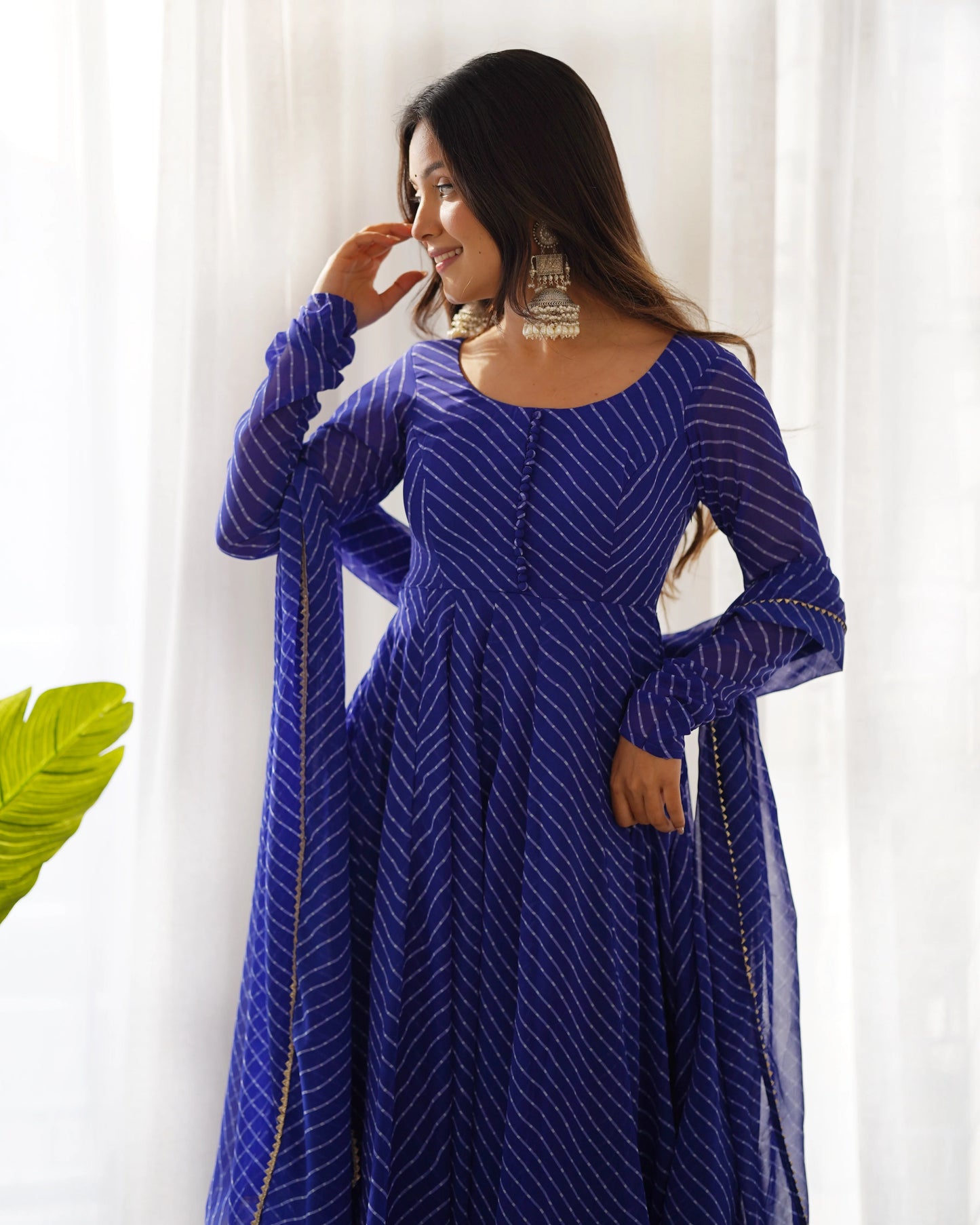 Königsblaues Anarkali-Kleiderset mit Leheriya-Print