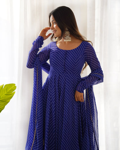 Königsblaues Anarkali-Kleiderset mit Leheriya-Print
