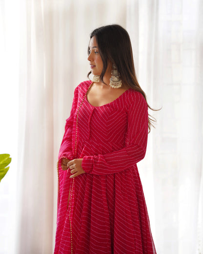 Fuchsia-pinkes Anarkali-Kleiderset mit Leheriya-Print