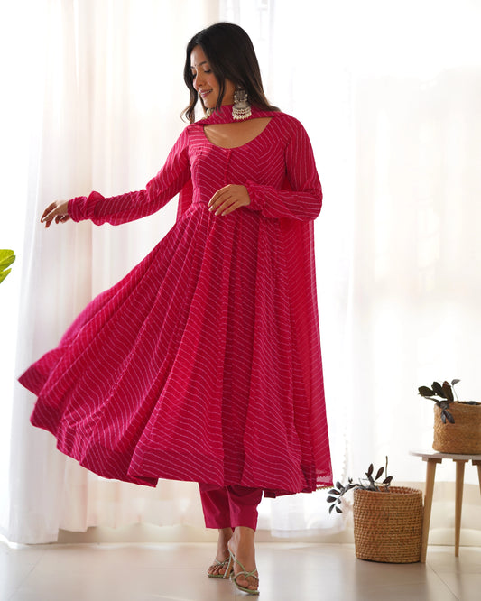 Fuchsia-pinkes Anarkali-Kleiderset mit Leheriya-Print