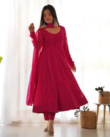 Fuchsia-pinkes Anarkali-Kleiderset mit Leheriya-Print