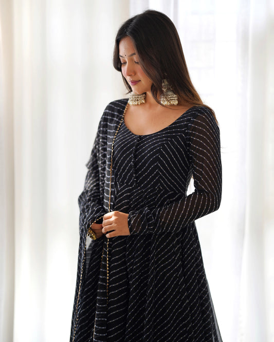 Schwarzes Anarkali-Kleiderset mit Leheriya-Print