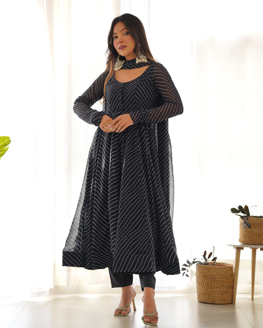 Schwarzes Anarkali-Kleiderset mit Leheriya-Print