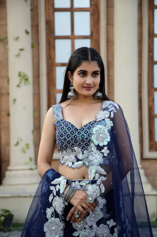 Lehenga Choli en Soie Kasturi Bleu Marine avec Broderie de Séquences et Dori