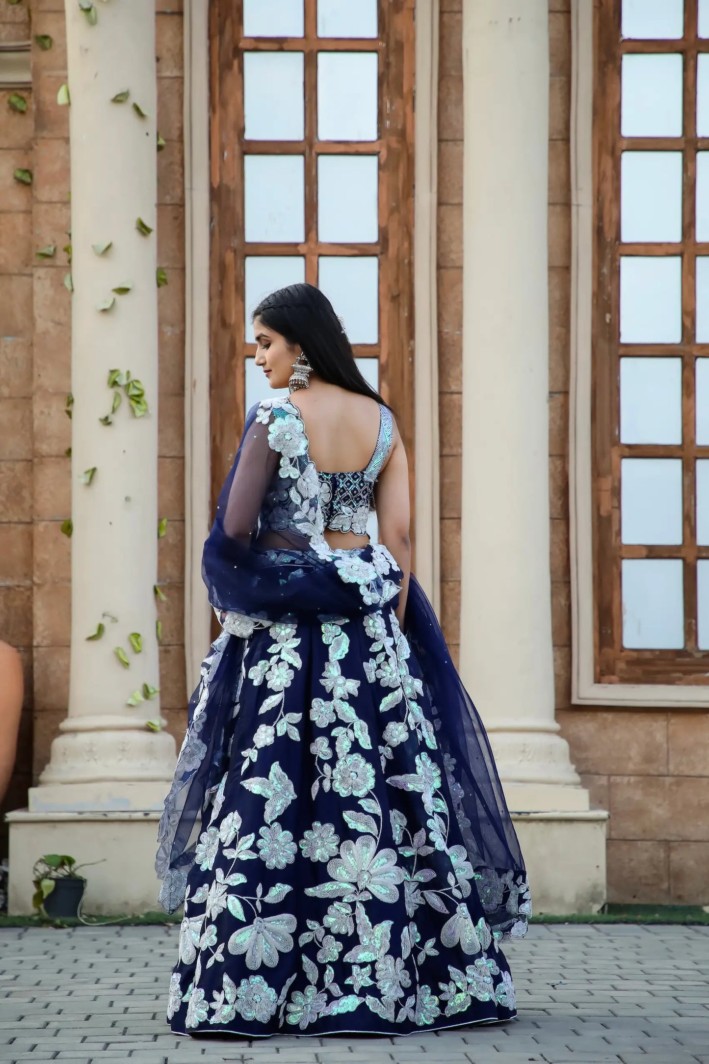 Lehenga Choli en Soie Kasturi Bleu Marine avec Broderie de Séquences et Dori