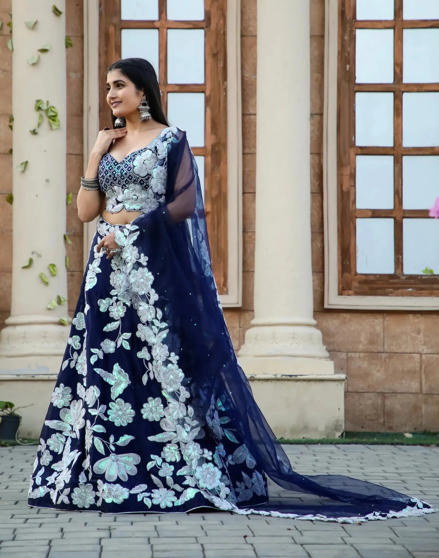 Lehenga Choli en Soie Kasturi Bleu Marine avec Broderie de Séquences et Dori