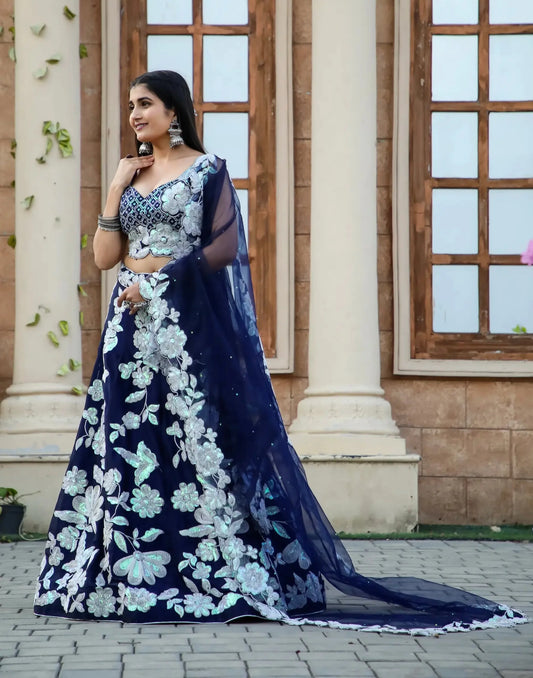 Lehenga Choli en Soie Kasturi Bleu Marine avec Broderie de Séquences et Dori