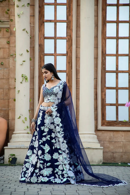 Lehenga Choli en Soie Kasturi Bleu Marine avec Broderie de Séquences et Dori
