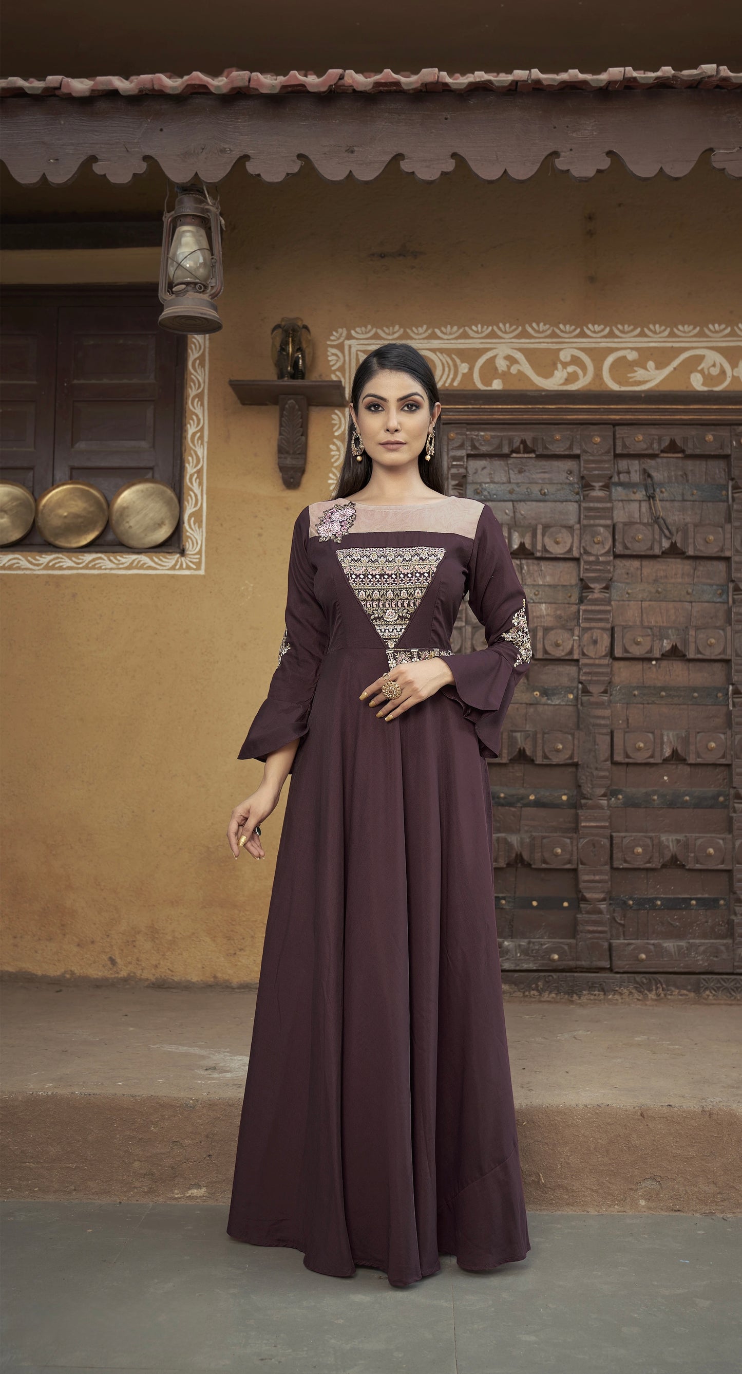 Langes braunes Kurta-Oberteil mit langen Ärmeln und Maslin-Stickerei