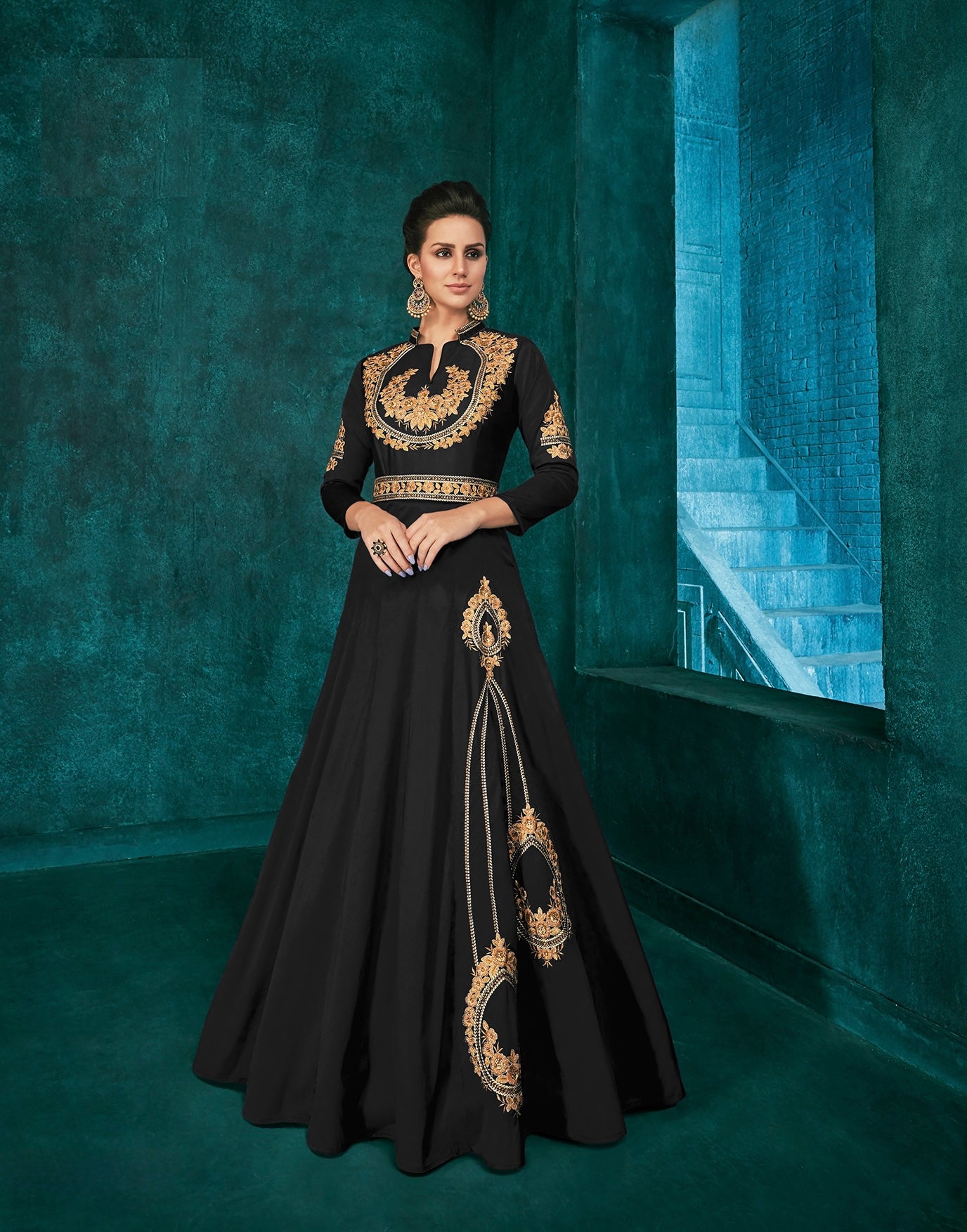 Wunderschönes langes Kurta aus Seide in Schwarz und Bronze