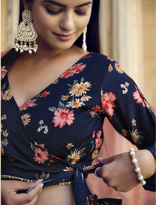 Rosa 3-teiliges Lehenga-Jacken-Set (Koti) mit Stickdetails